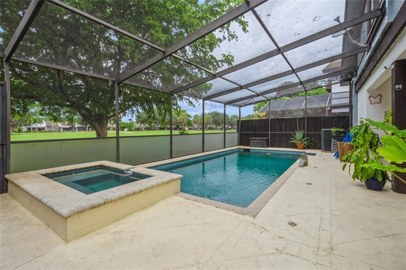 Property Photo: 1400 W Sandpiper Cir FL 33026
