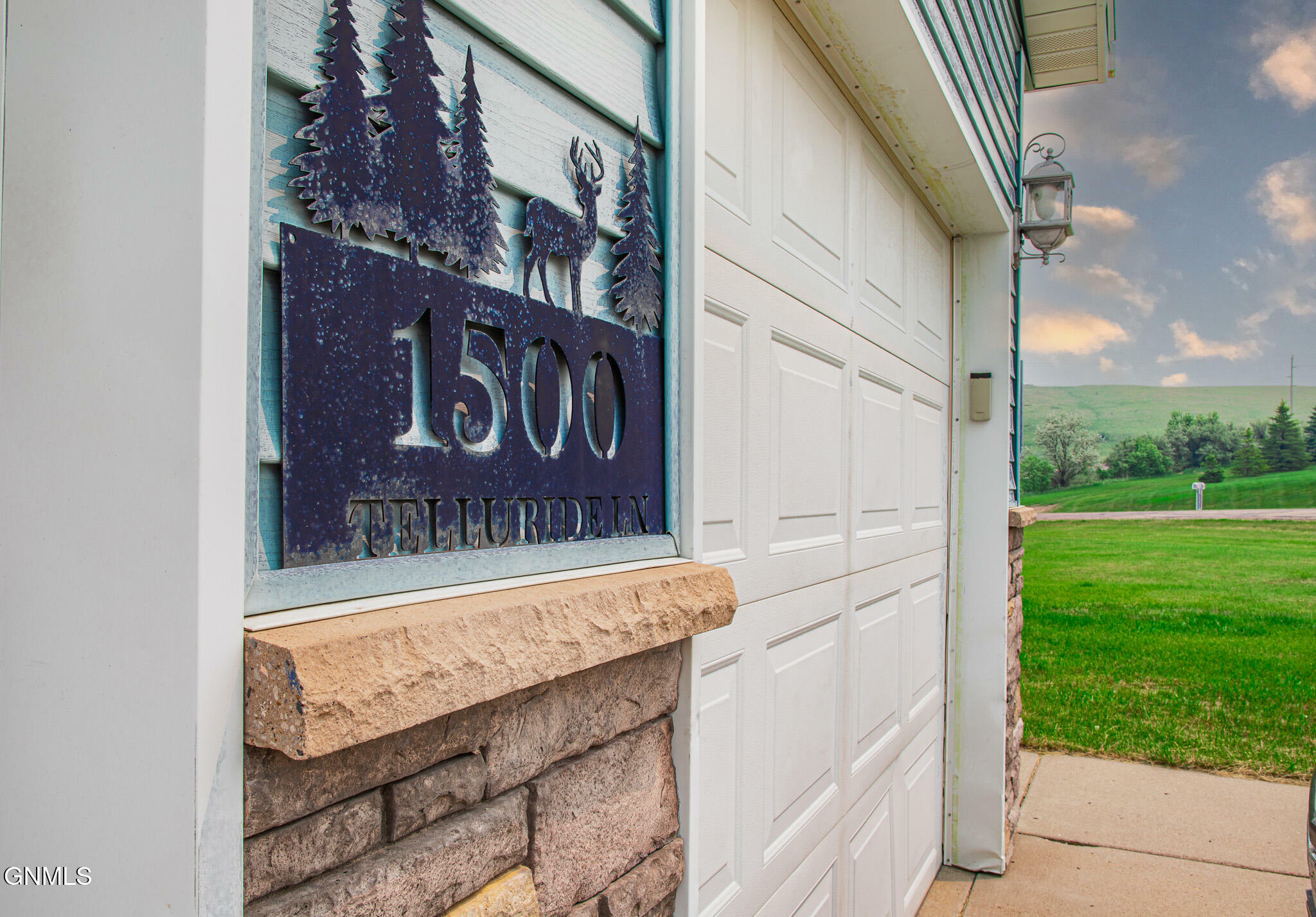 Property Photo: 1500 Telluride Lane ND 58503