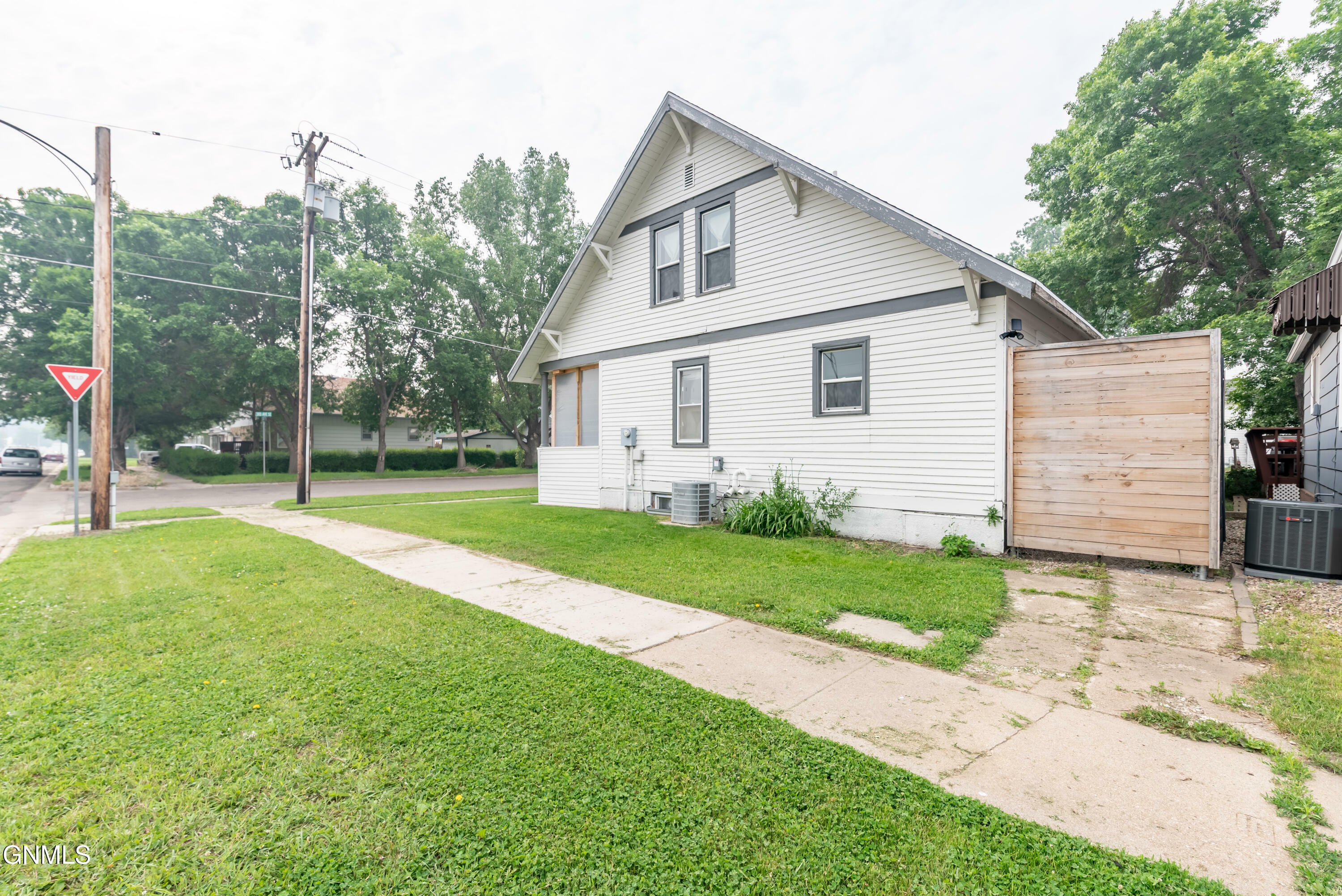 Property Photo: 501 3rd Avenue SE ND 58554