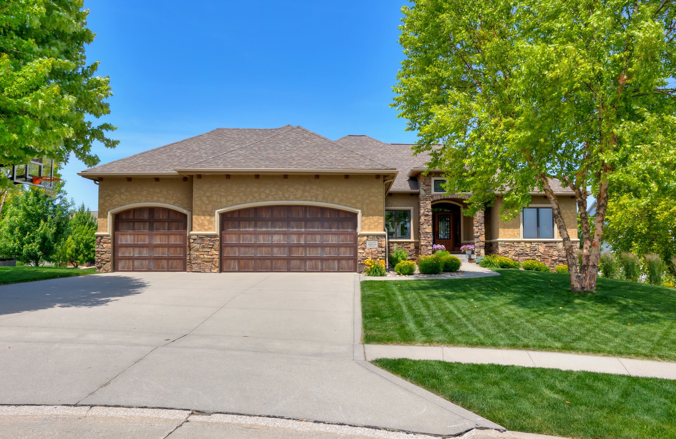Property Photo: 16105 Dellwood Drive IA 503232