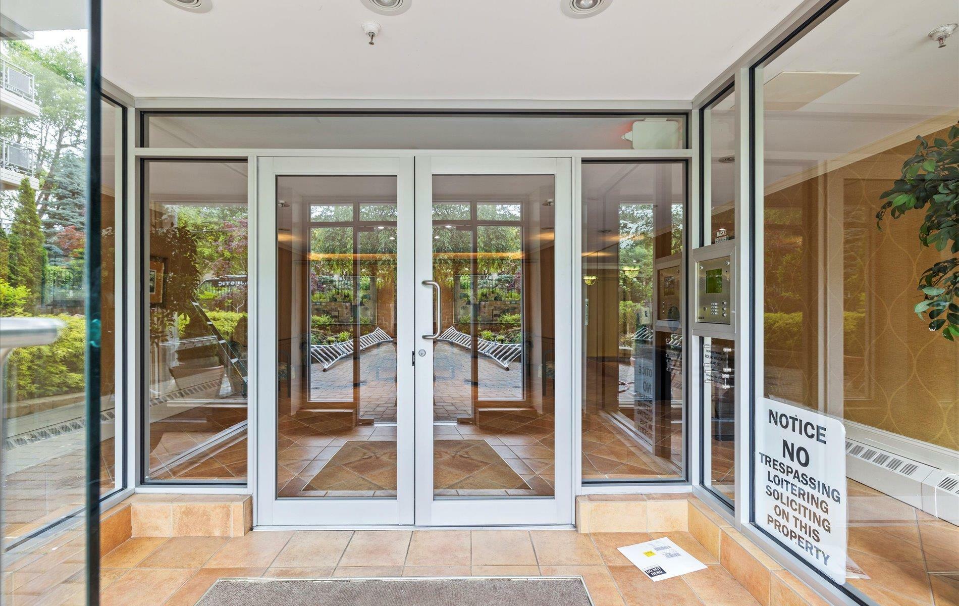 Property Photo: 25 Park Place 3K NY 11021