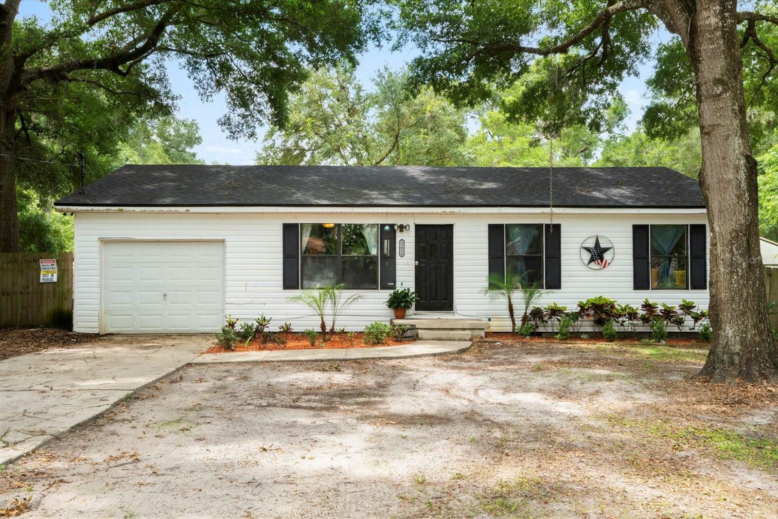 Property Photo: 25824 Shawnee Street FL 32776