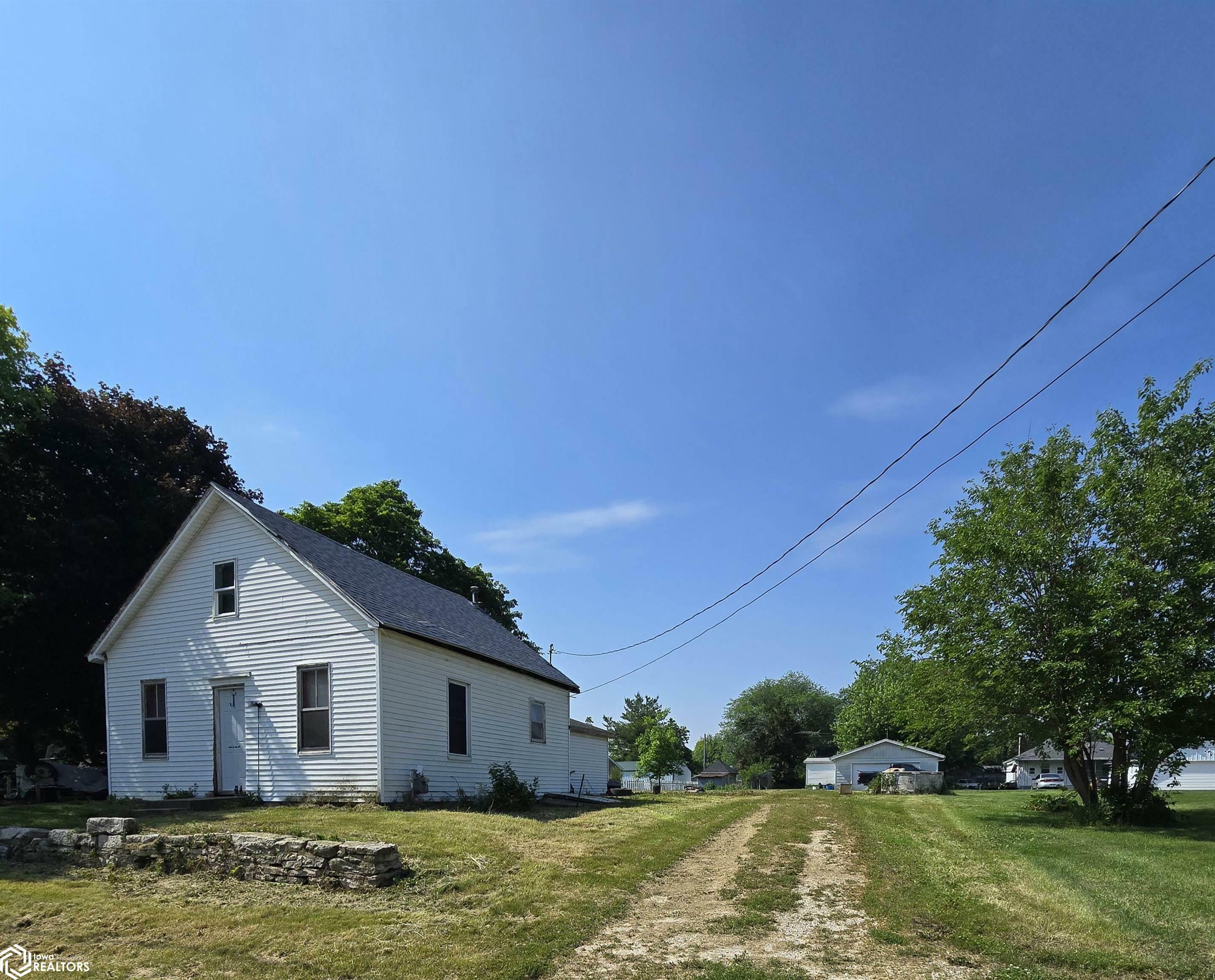 Property Photo: 108 SE 4th Street IA 52640