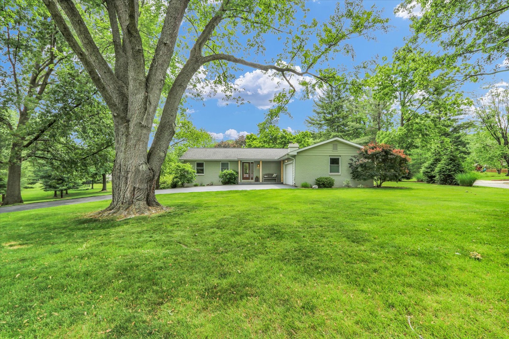 Property Photo:  1104 Parkview Drive  IL 61853 