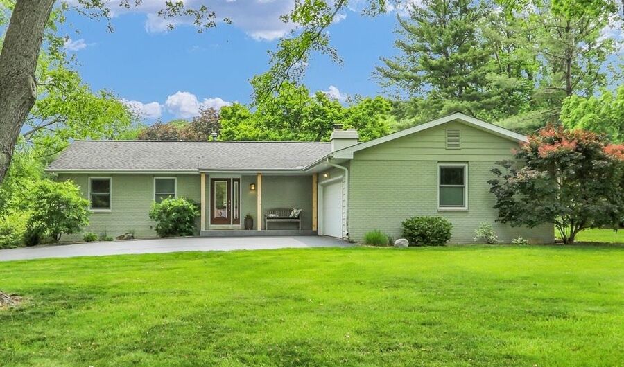 Property Photo: 1104 Parkview Drive IL 61853