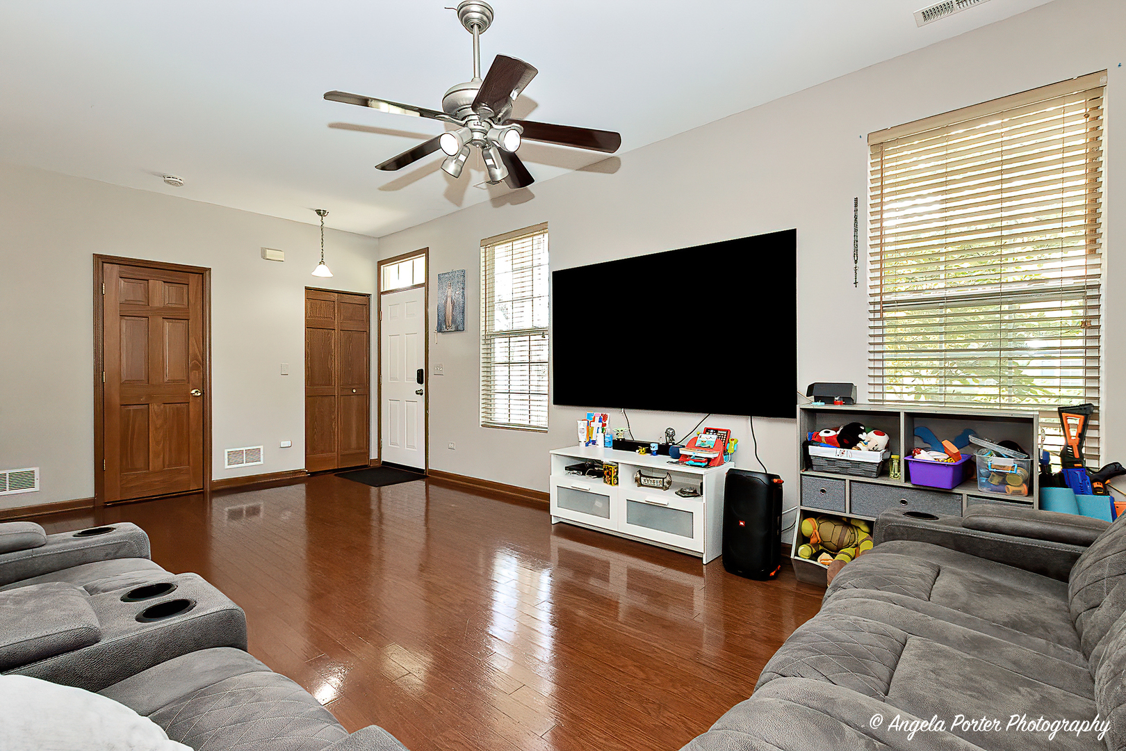 Property Photo: 462 S Litchfield Drive IL 60073