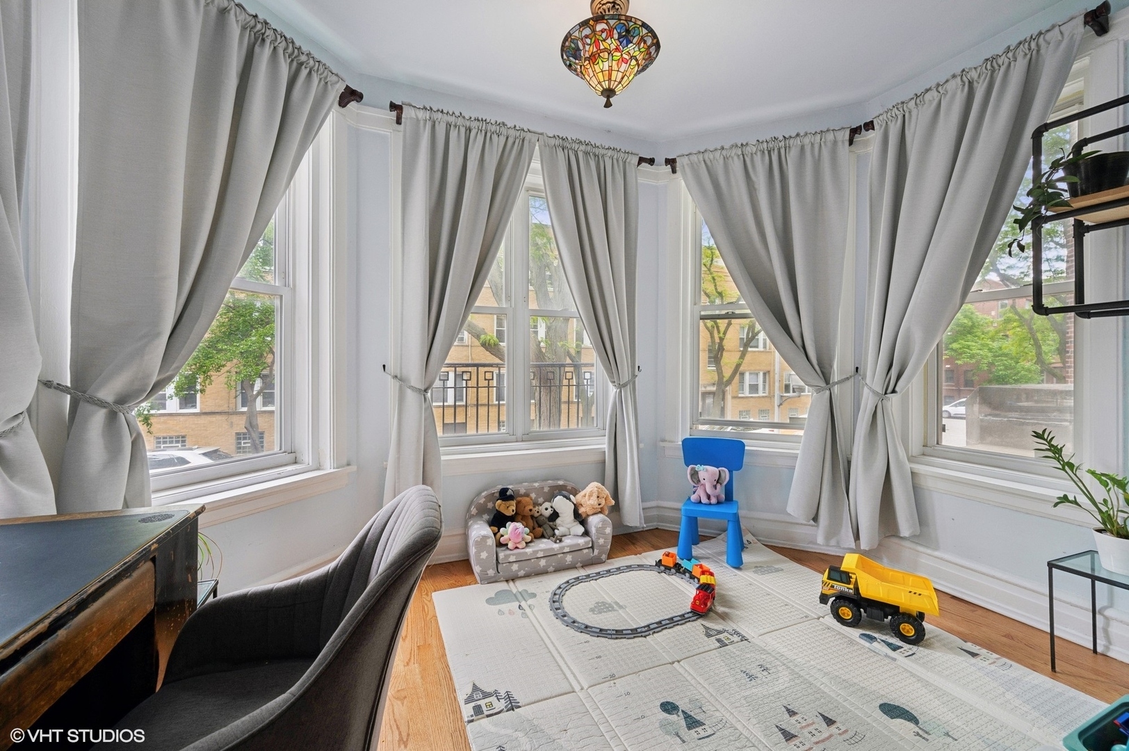 Property Photo: 5010 N Glenwood Avenue 1 IL 60640