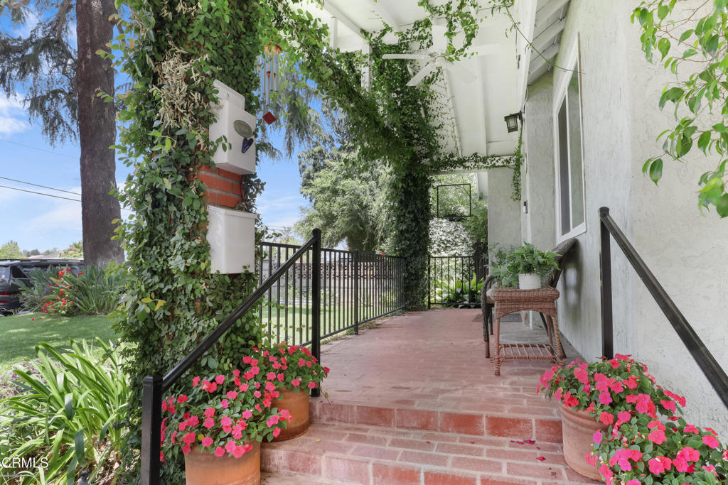 Property Photo:  2520 Casitas Avenue  CA 91001 