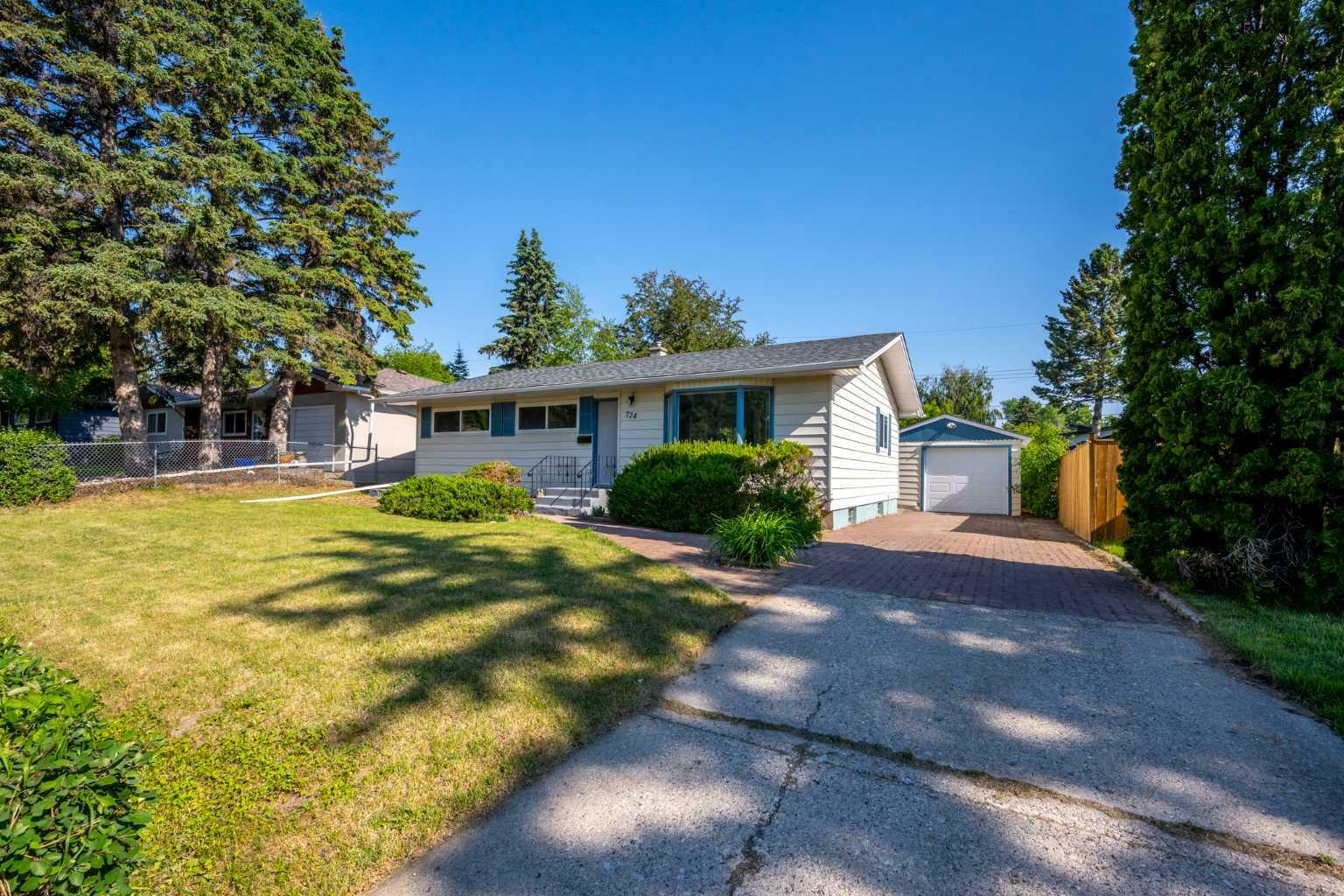 Property Photo: 724 80 Avenue SW AB T2V 0V1