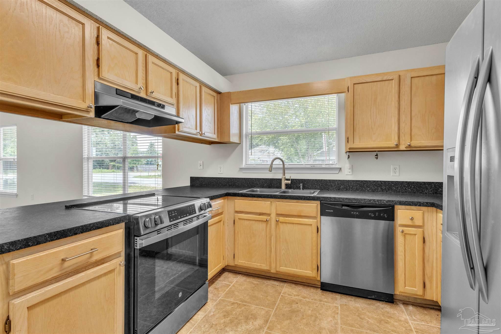 Property Photo: 1101 Sweetbriar St FL 32533