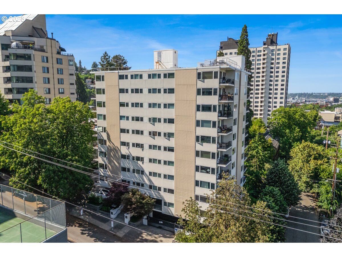 Property Photo:  2211 SW Park Pl 202  OR 97205 