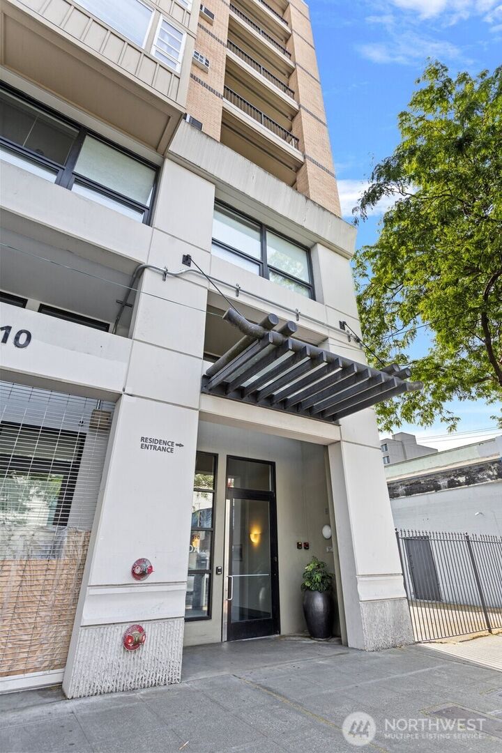 Property Photo:  510  6th Avenue S 804  WA 98104 