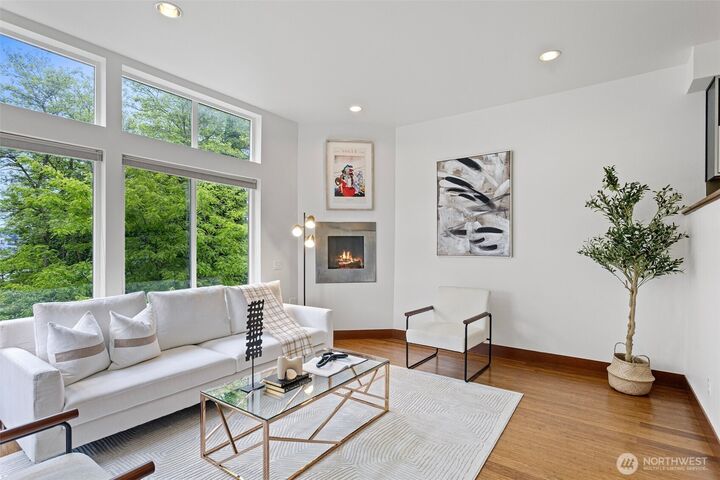 Property Photo:  566  McGraw Street  WA 98109 