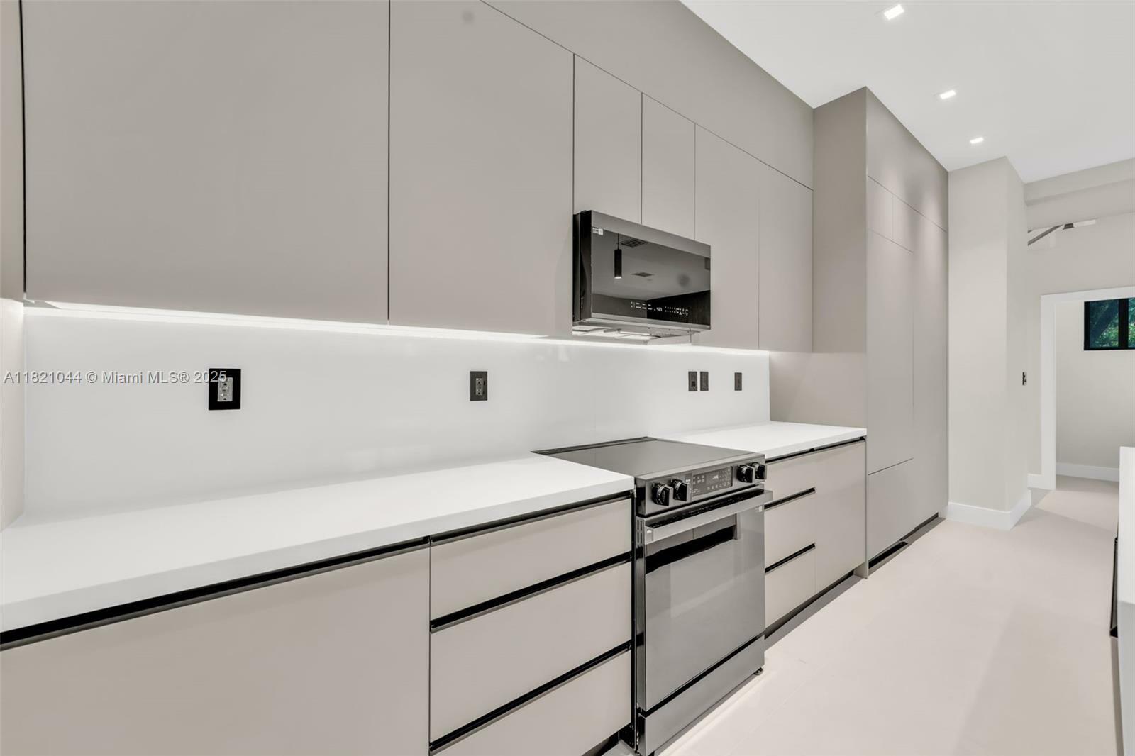 Property Photo: 3318 Day Ave 6 FL 33133