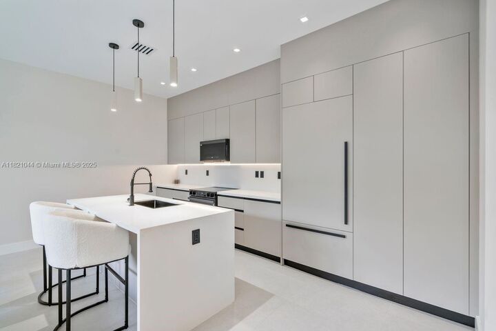 Property Photo:  3318 Day Ave 6  FL 33133 