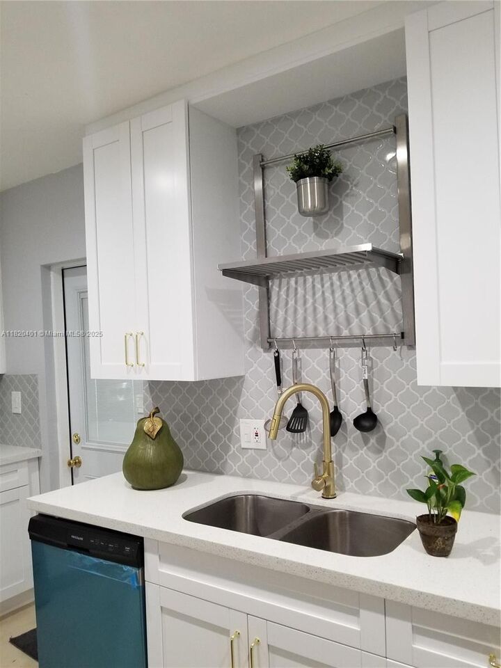 Property Photo: 1016 NE 4 Avenue FL 33030