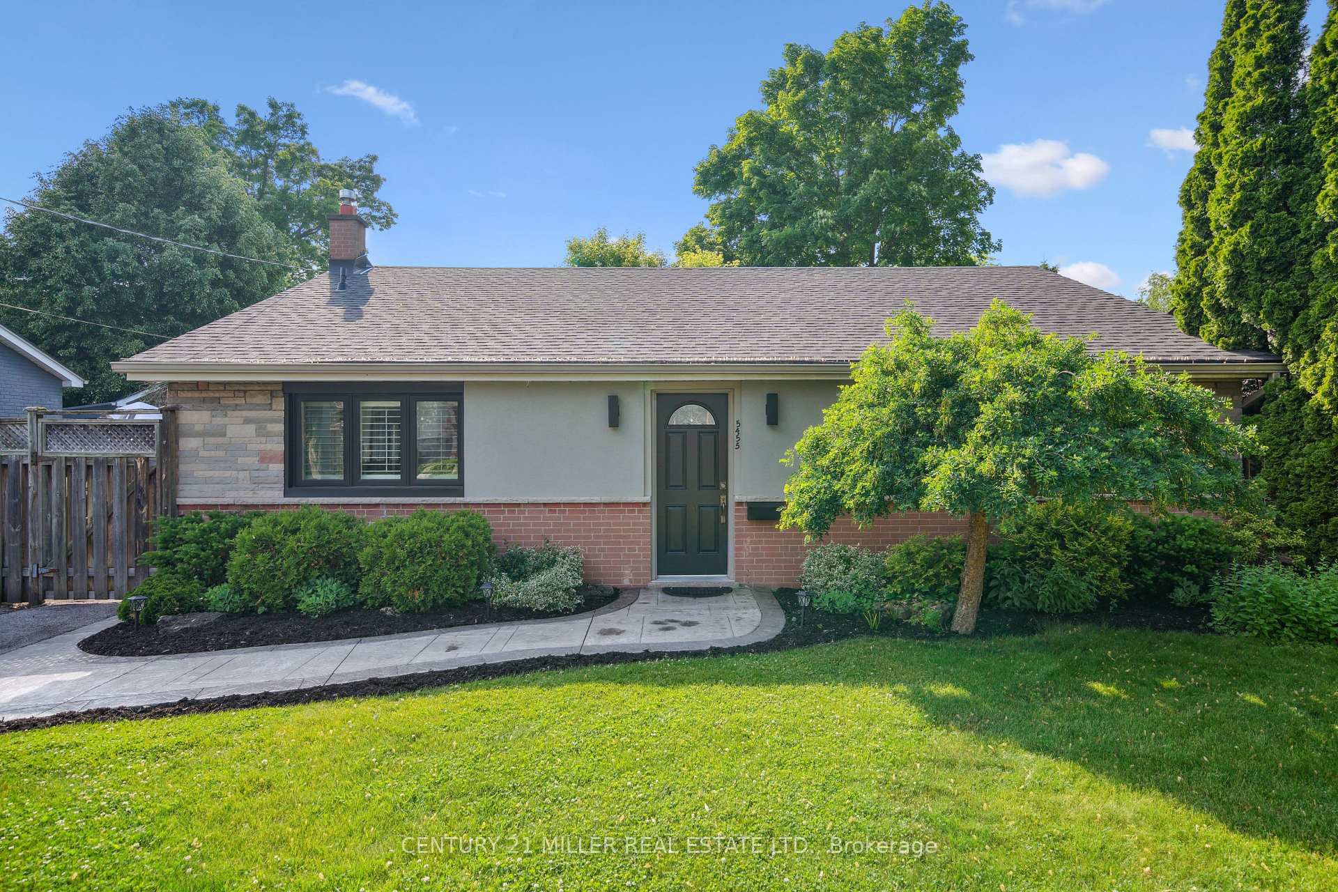 Photo de la propriété: 5455 Randolph Crescent ON L7L 3C4