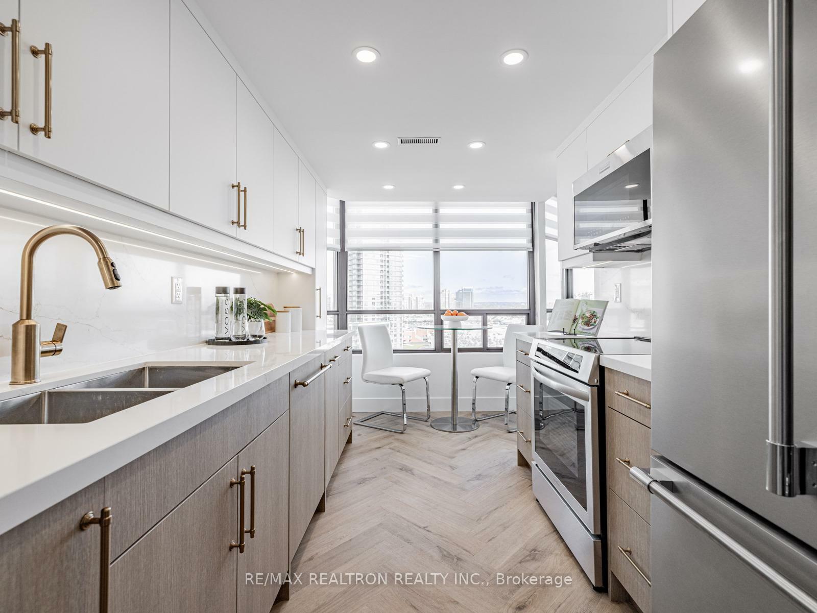 Property Photo: 7420 Bathurst Street N 1611 ON L4J 6X4
