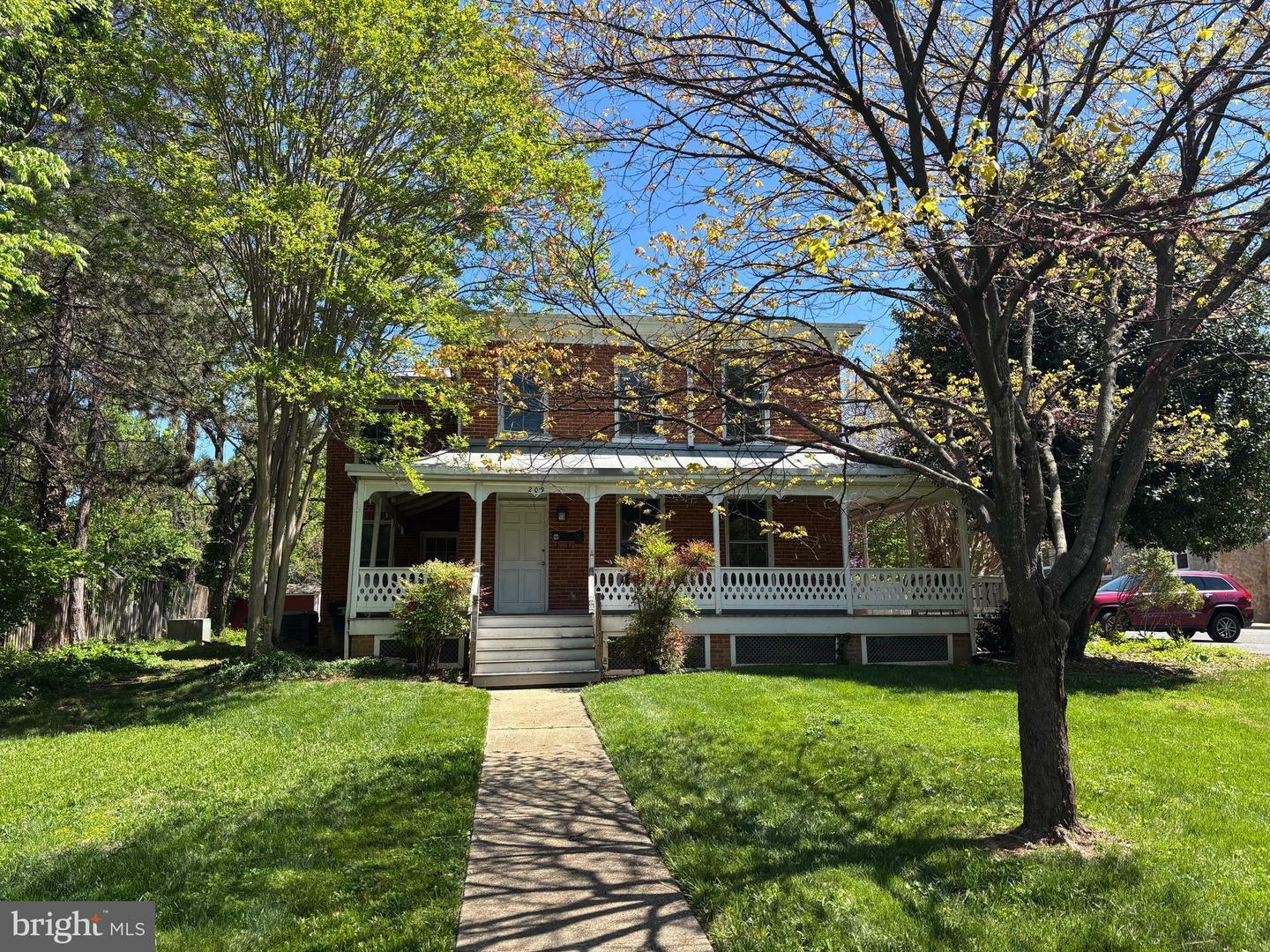 Property Photo: 209 E Broad Street VA 22046