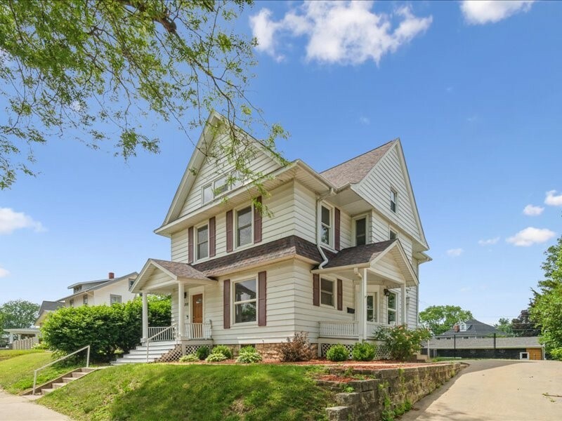 Property Photo: 1308 A Avenue NW IA 52405