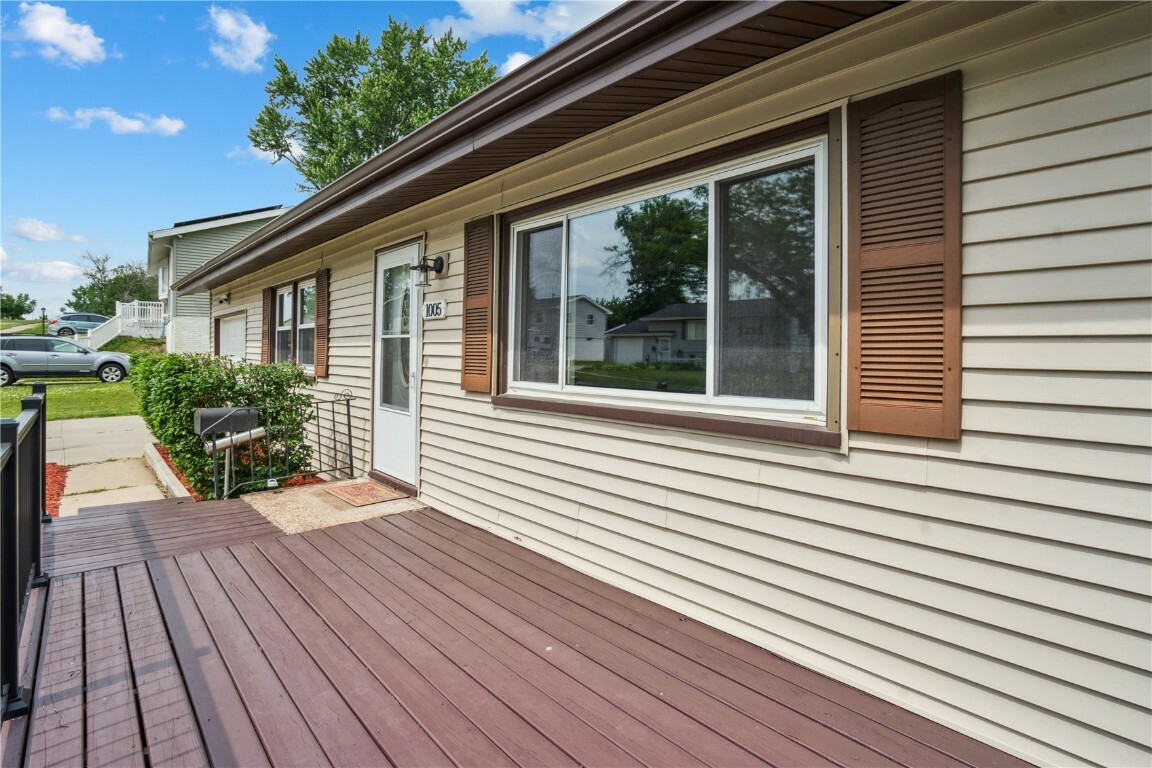 Property Photo: 1005 Lindale Dr IA 52302