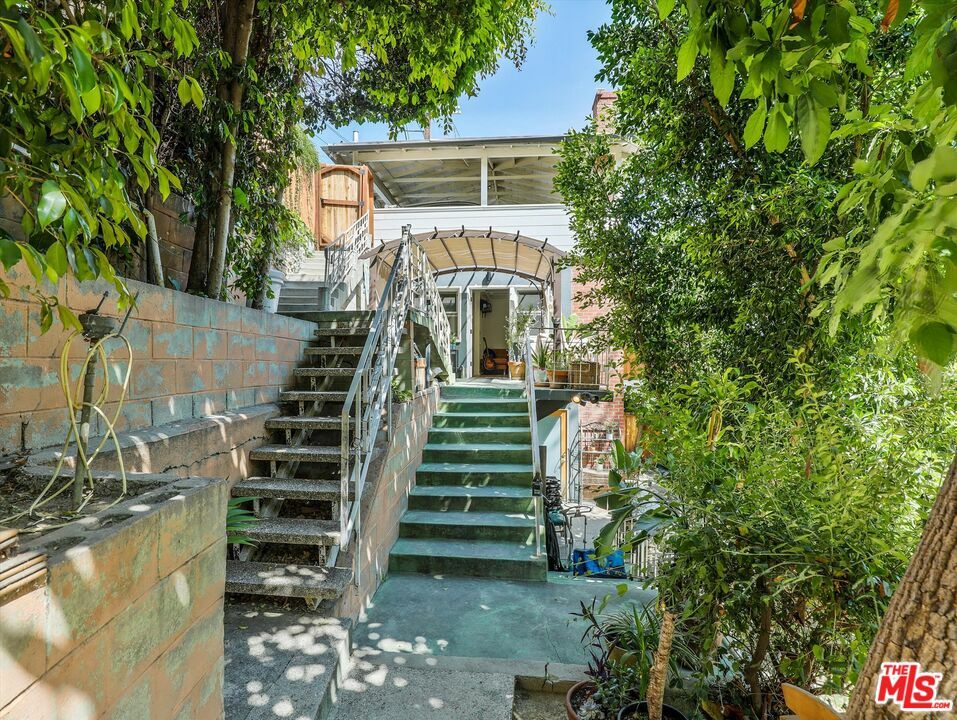 Property Photo: 6921 Paseo Del Serra Dr CA 90068