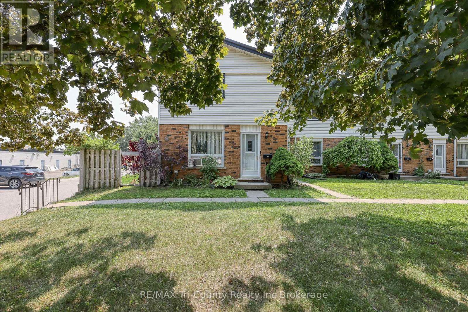 Property Photo:  15 Devonshire Avenue 7  ON N4G 4K7 