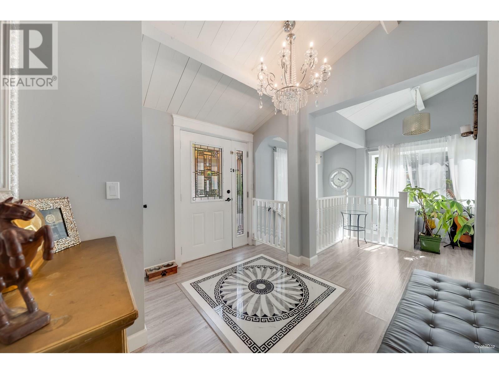 Photo de la propriété: 3870 Emerald Drive BC V7R 3B8