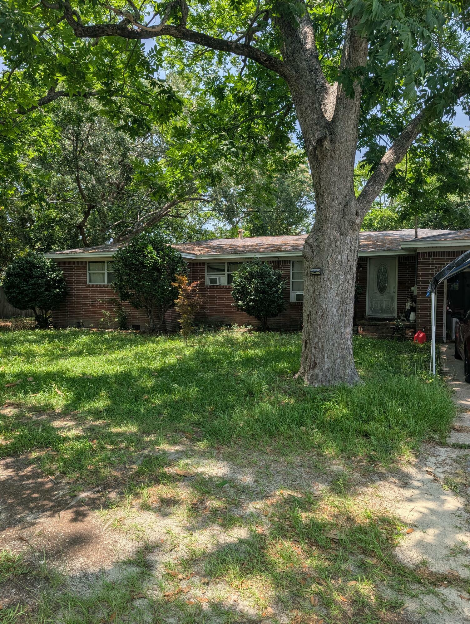 Property Photo: 205 Cloverdale Boulevard FL 32547