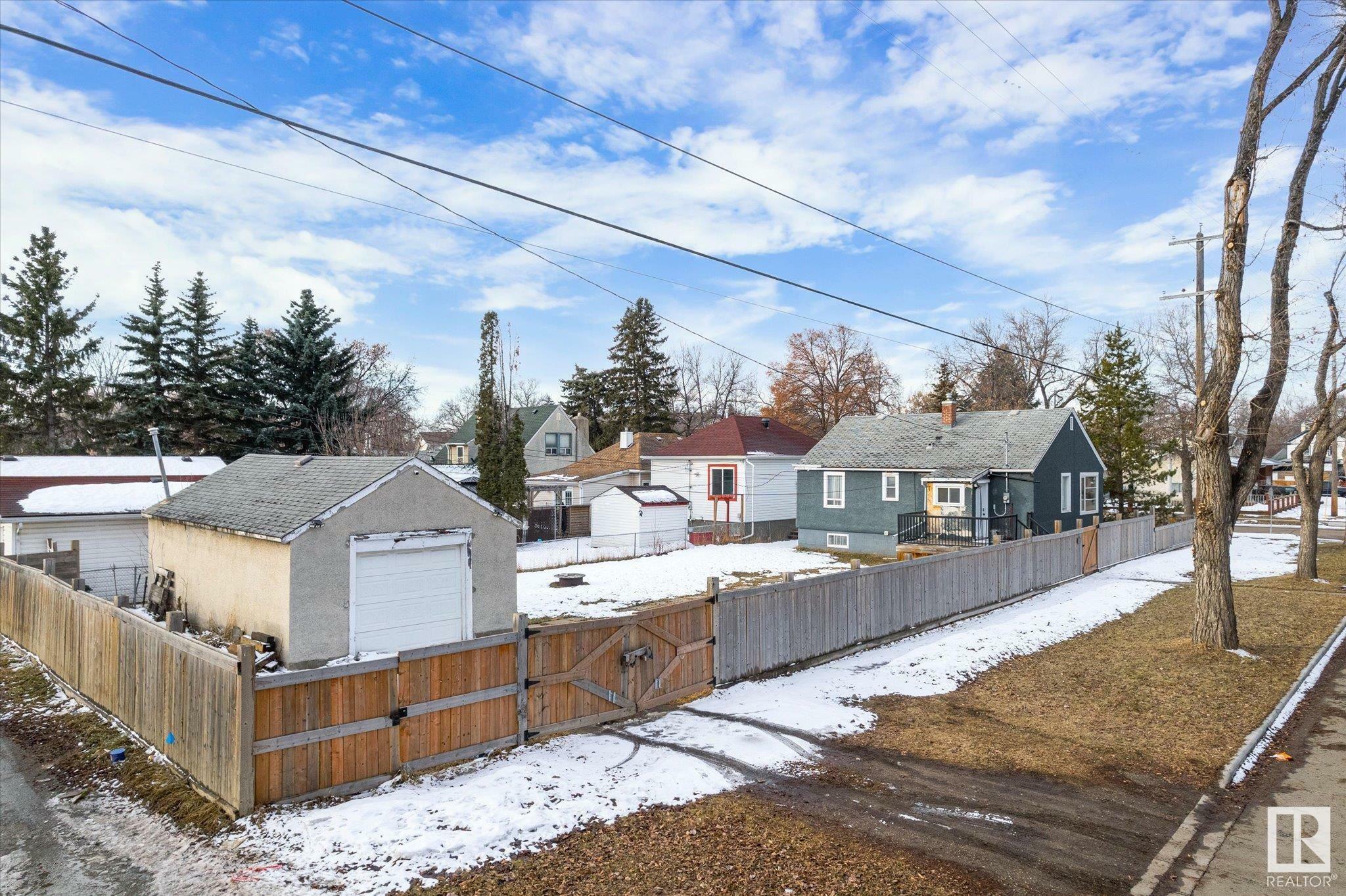 Photo de la propriété:  11945 87 Street NW  AB T5B 3N3 