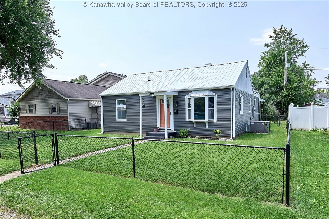 Property Photo: 911 Dupont Avenue WV 25143
