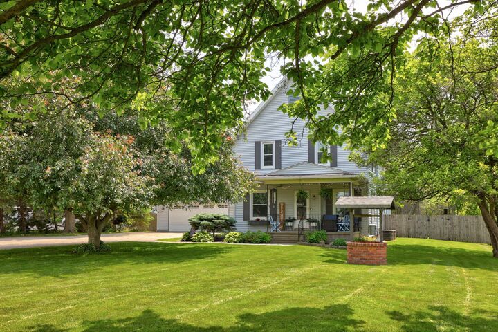 Property Photo:  1105 W Genesee Street  MI 48734 