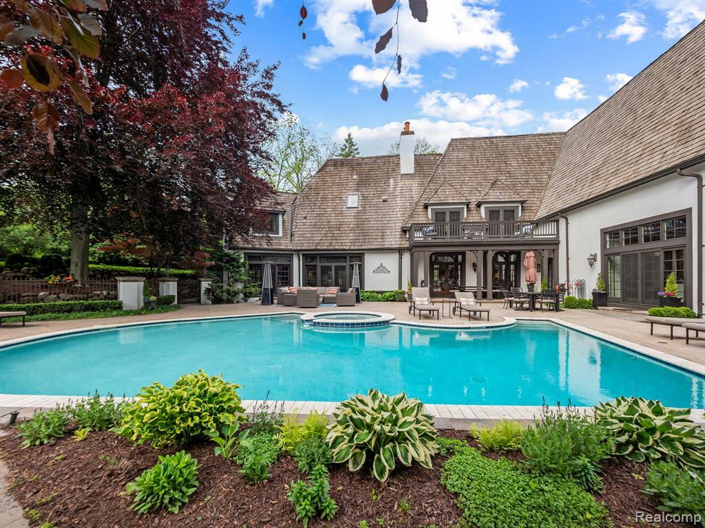 Property Photo: 2010 W Valley Road MI 48304 2159