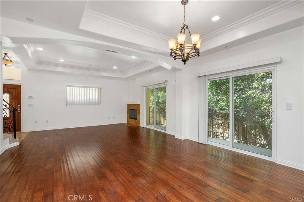 Property Photo: 14535 Margate Street 15 CA 91411