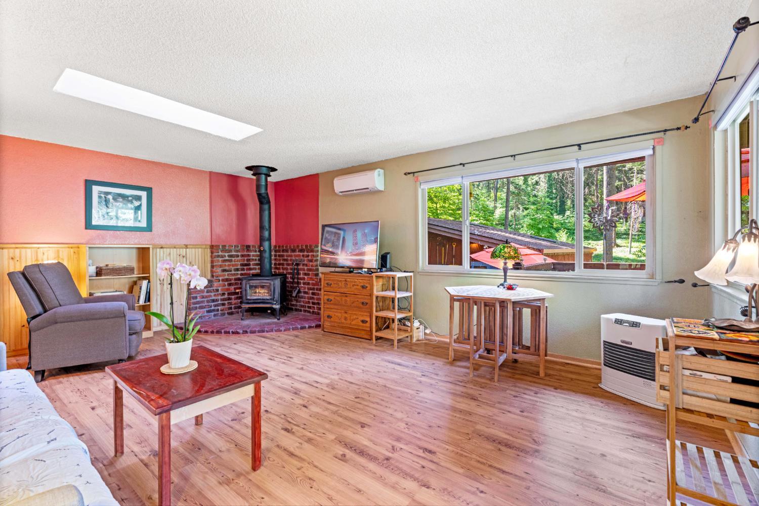 Property Photo: 5560 Robinhood Lane CA 95726