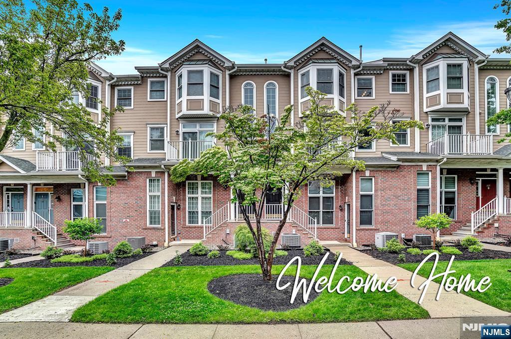 Property Photo:  274 Roslyn Court  NJ 07093 