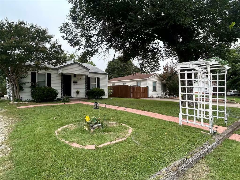 Property Photo: 1729 Oakwood Street TX 76117
