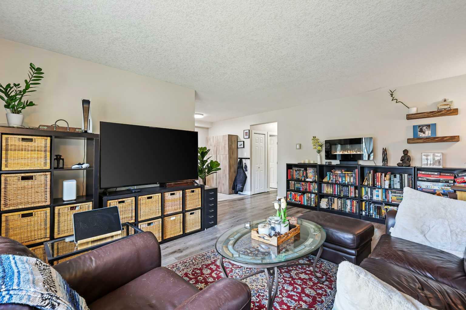 Property Photo: 8239 Elbow Drive SW 226 AB T2K 1K6