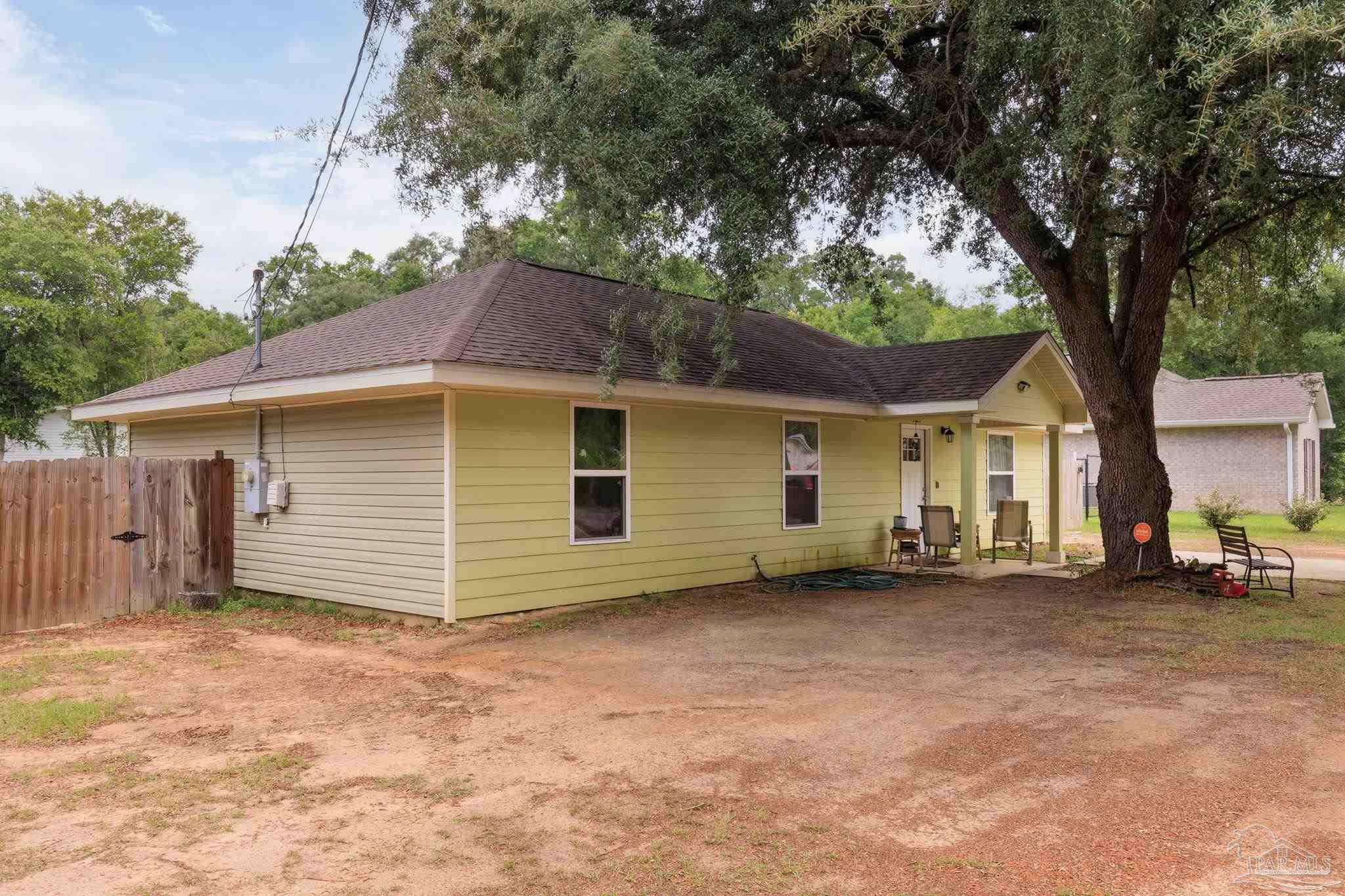 Property Photo: 5425 Bluebird St FL 32583