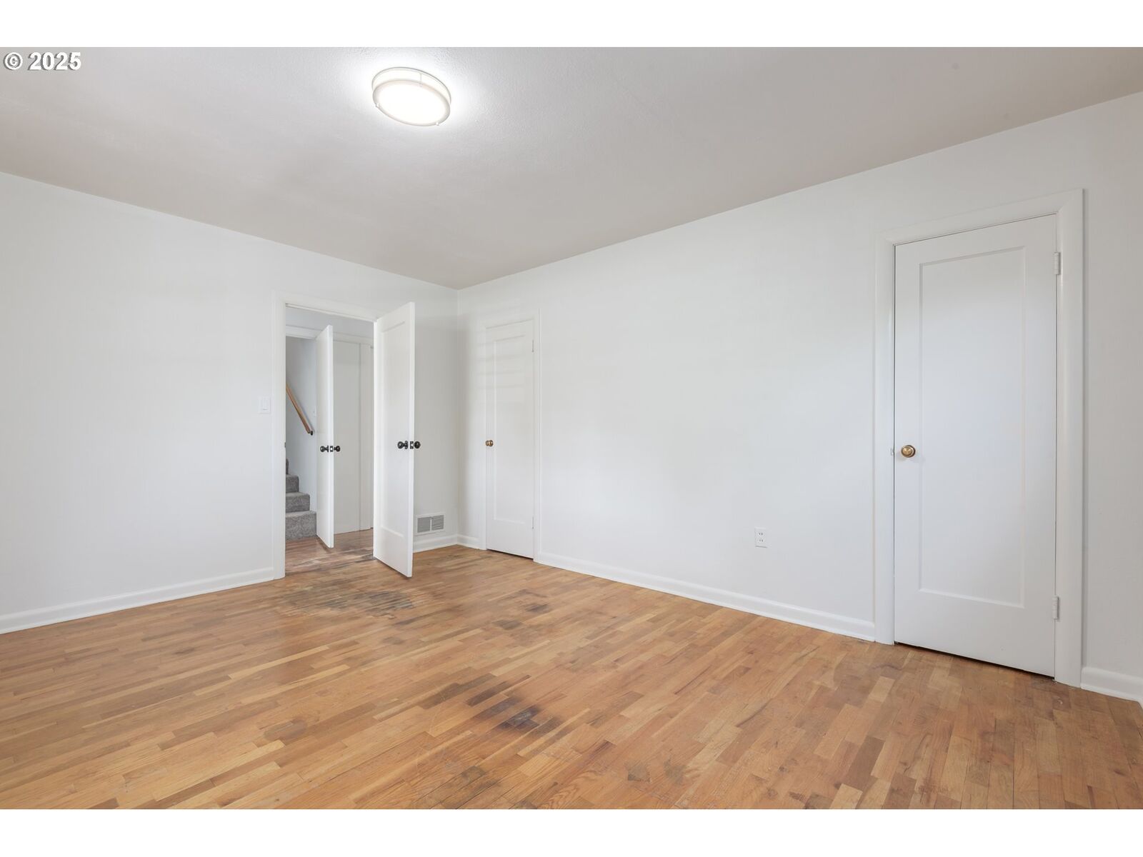 Property Photo:  91225 Coburg Rd  OR 97408 