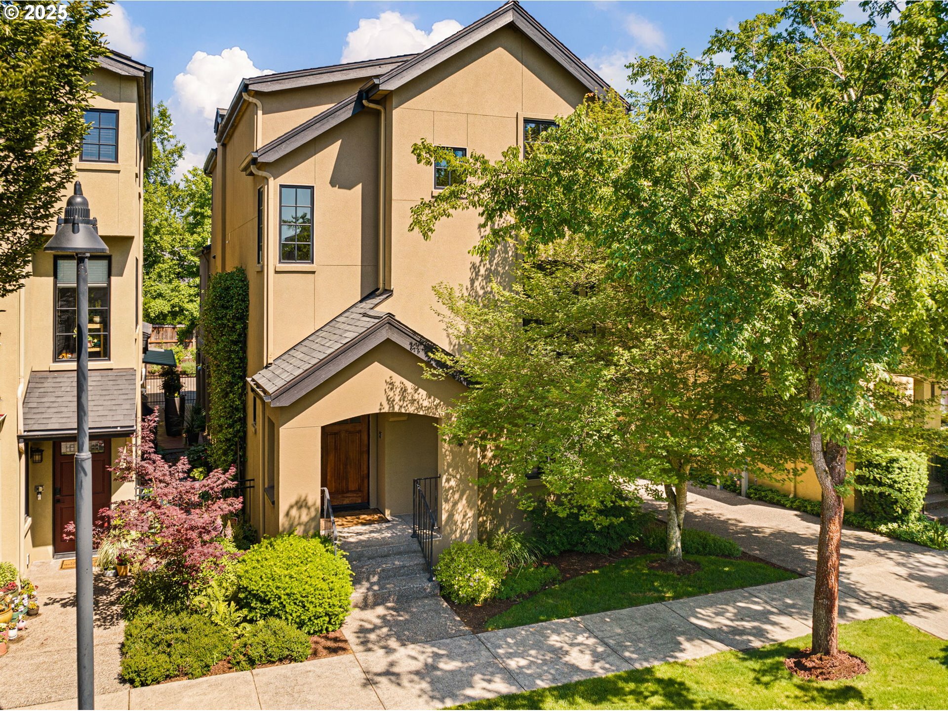 Property Photo: 3037 Lord Byron Pl OR 97408