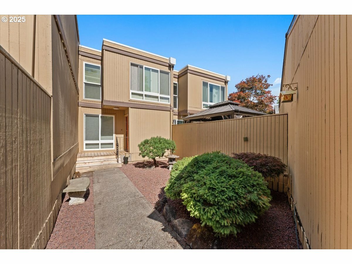 Property Photo: 1661 NW Lakeway Ln OR 97006