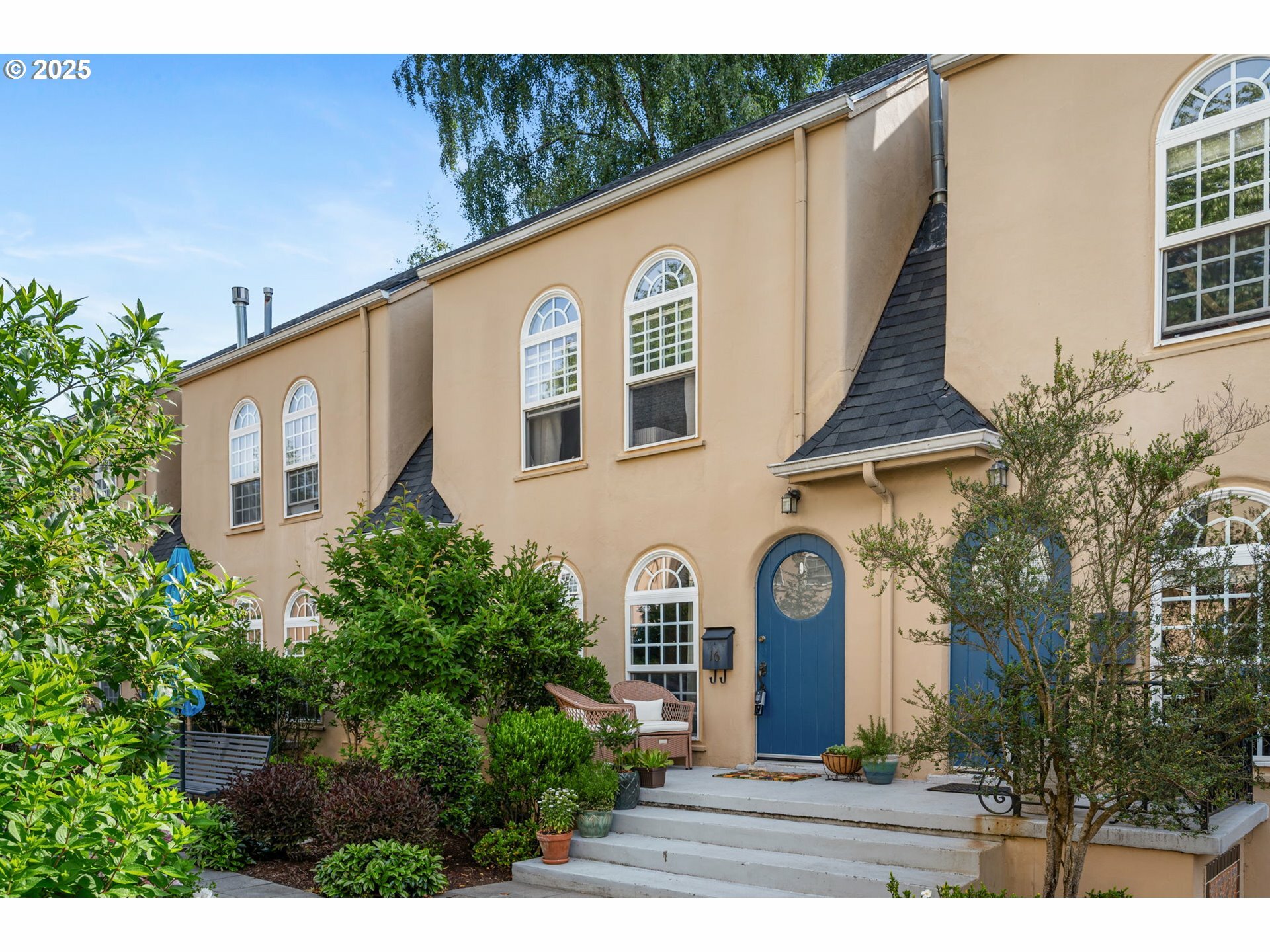 Property Photo: 909 NE Brazee St 16 OR 97212
