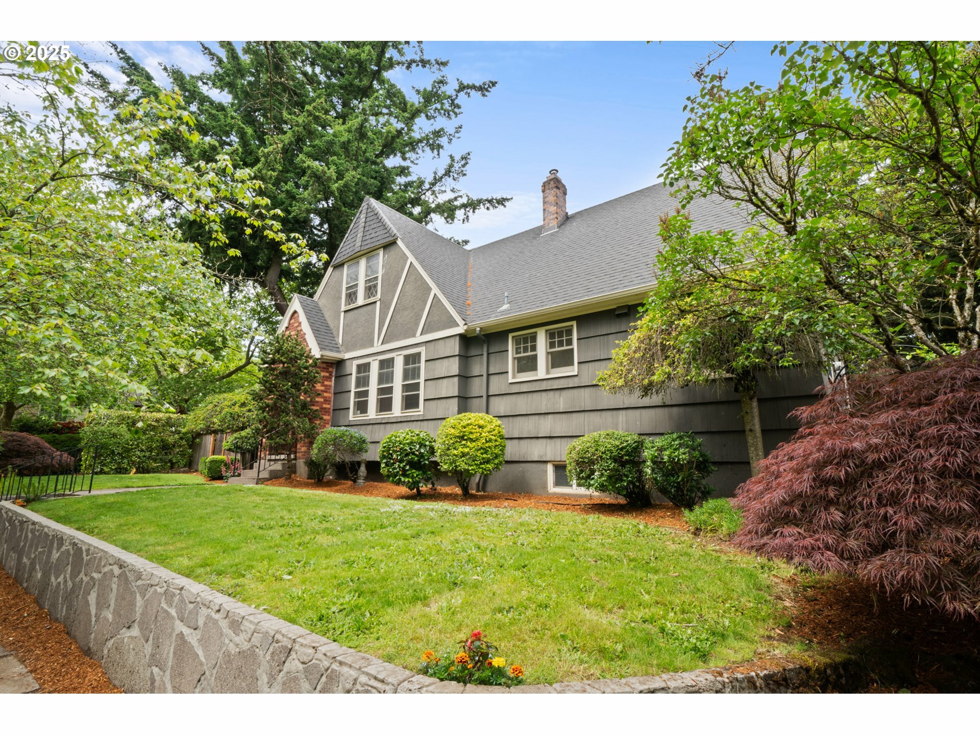 Property Photo:  6011 NE Thompson St  OR 97213 