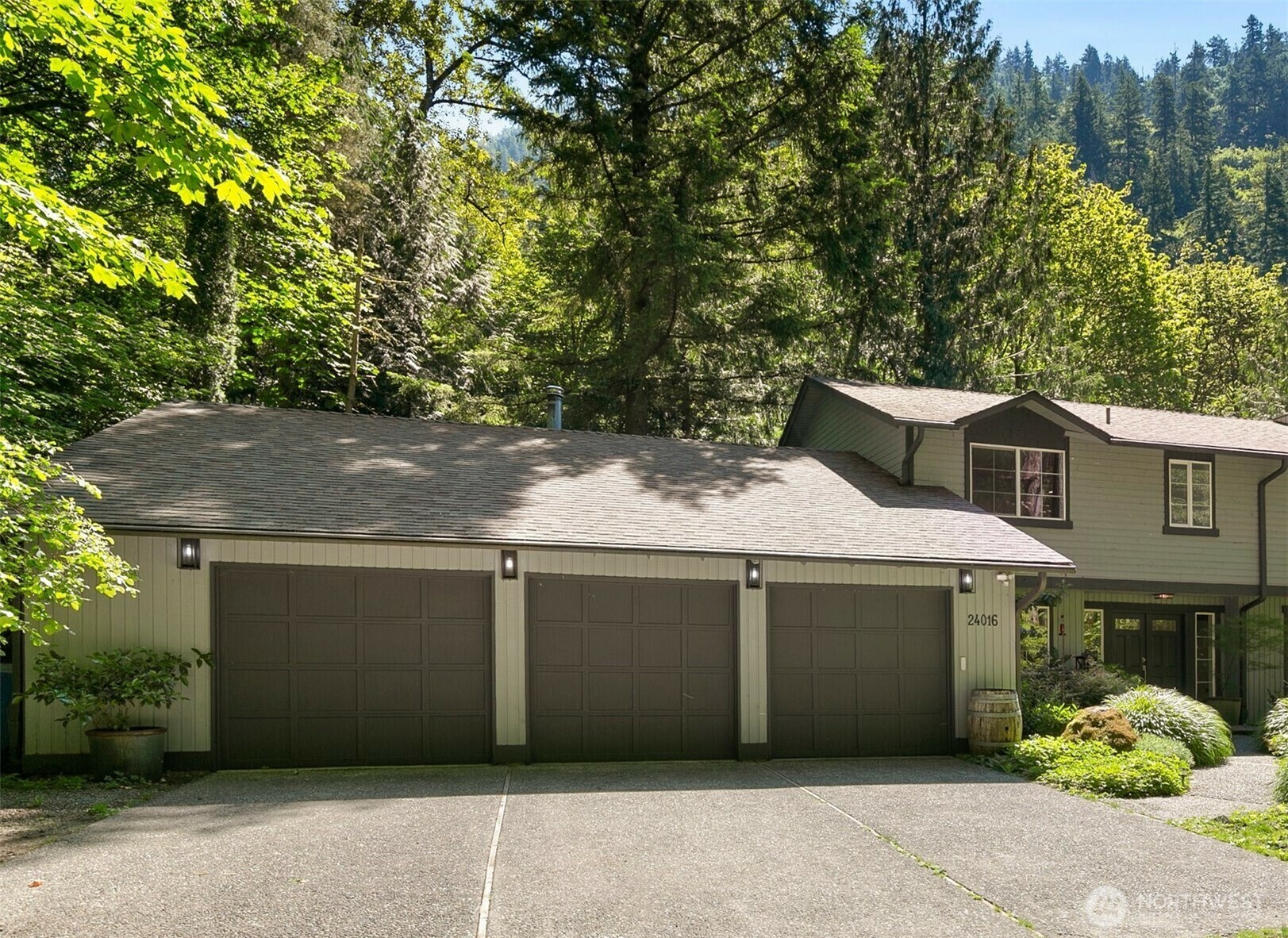 Property Photo: 24016 SE 111th Street WA 98027