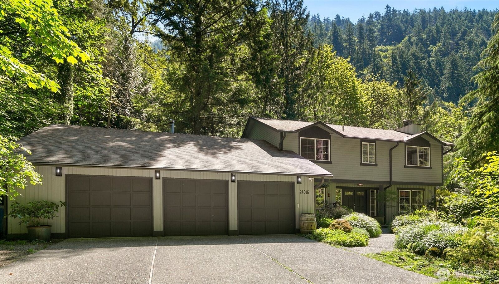 Property Photo:  24016 SE 111th Street  WA 98027 