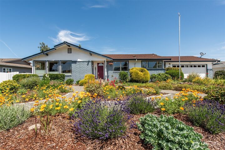 Property Photo: 516 E Willow St WA 98382
