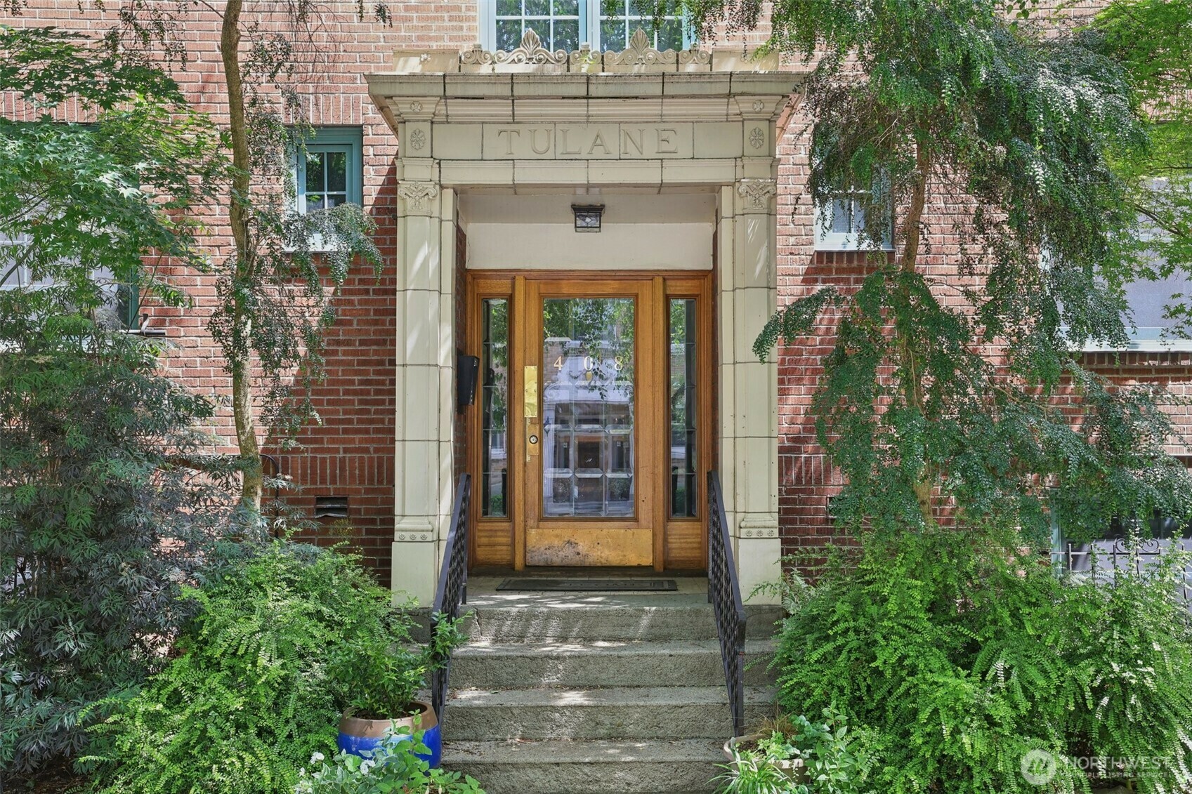 Property Photo: 408 Bellevue Avenue E 206 WA 98102