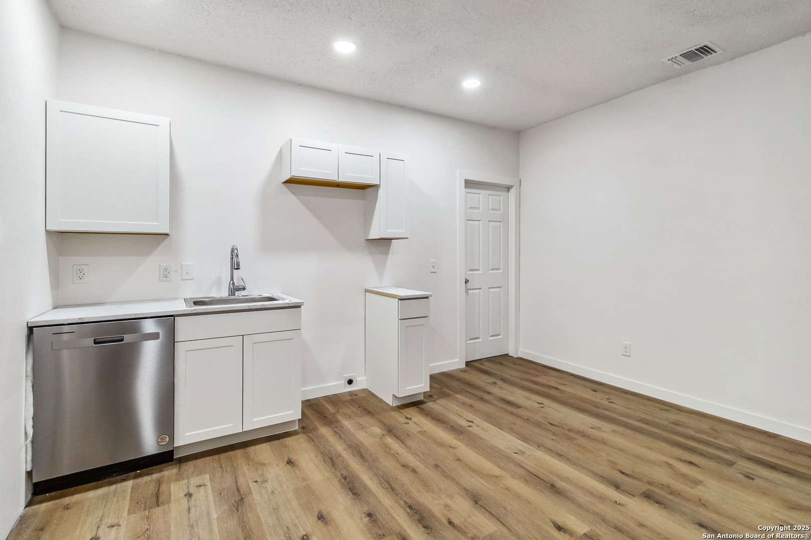 Property Photo: 1206 W Hein Road 102 TX 78220