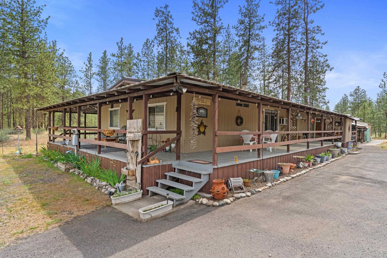 Property Photo:  45019 N Cougi Ln  WA 99122 